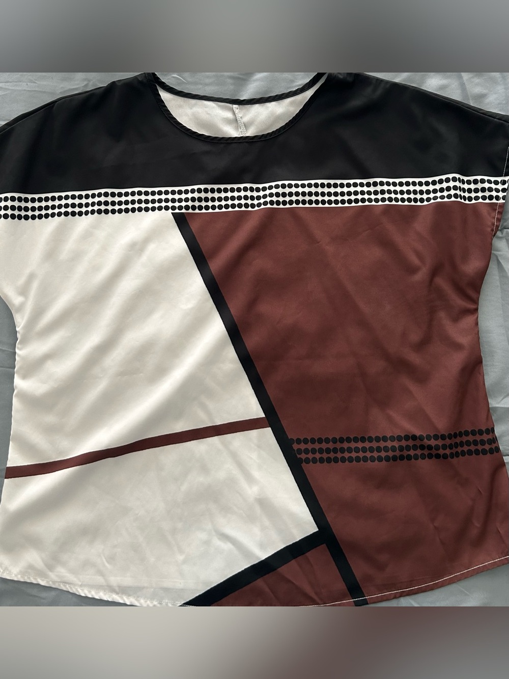 Women’s Geometric Print Short Sleeve Top in Brown and White